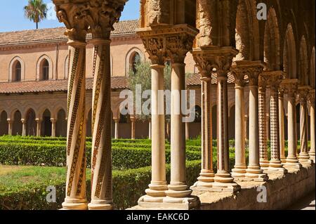 Reich verzierten Säulen des Kreuzgangs, Monreale Kathedrale und Kathedrale von Santa Maria Nuova, Monreale, Sizilien, Italien Stockfoto