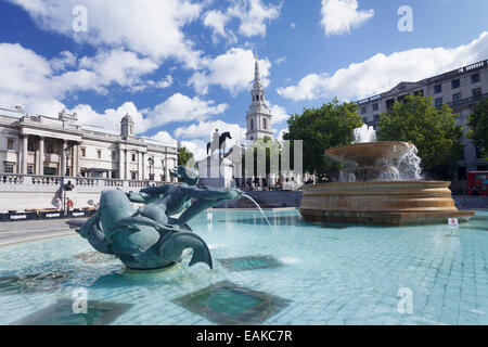 Brunnen mit Reiterstandbild von George IV und Blick auf die National Gallery und die Kirche von St. Martin-in-the-Fields Stockfoto