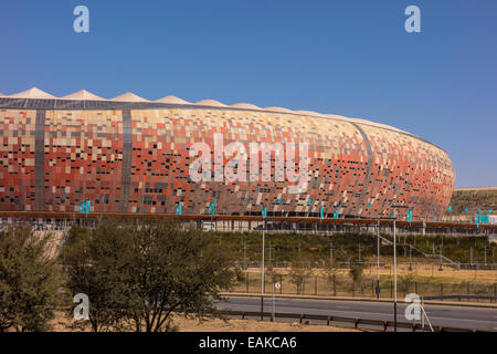 SOWETO, JOHANNESBURG, Südafrika - FNB-Stadion, aka Soccer City, eine Kalebasse-förmigen Fußballarena. Stockfoto