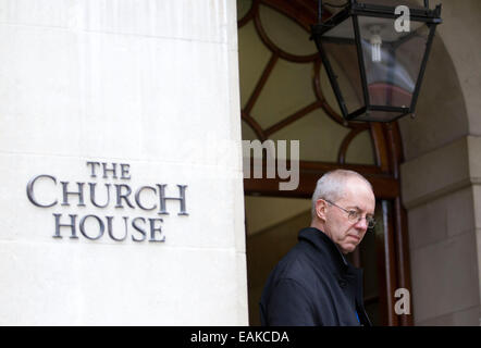 Die anglikanische Generalsynode, Church House, London, England, UK. 17. November 2014.  Bild zeigt Reverend Justin Welby, Erzbischof von Canterbury, Ankunft in der Generalsynode heute voraussichtlich genehmigen Gesetzgebung Frau nominiert und für Führungspositionen in der anglikanischen Church.The Bewegung, die 20 Jahre nach der ersten Frau Priester ordiniert wurden kommt sehen konnte den ersten weibliche Bischof ernannt nächstes Jahr gewählt werden. Bildnachweis: Jeff Gilbert/Alamy Live-Nachrichten Stockfoto