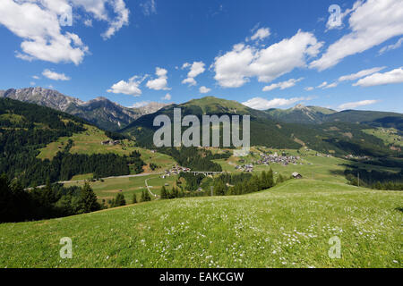 Dörfer Xaveriberg, Wiesen und St. Lorenzen, vor den Lienzer Dolomiten mit Riebenkofel Berg, Lesachtal Stockfoto