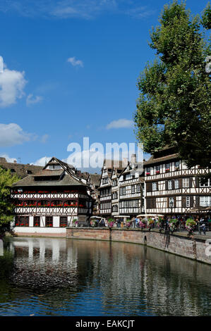 Quai des Moulins mit dem L'Ill-Fluss, Petite-France, Straßburg, Département Bas-Rhin, Elsass, Frankreich Stockfoto