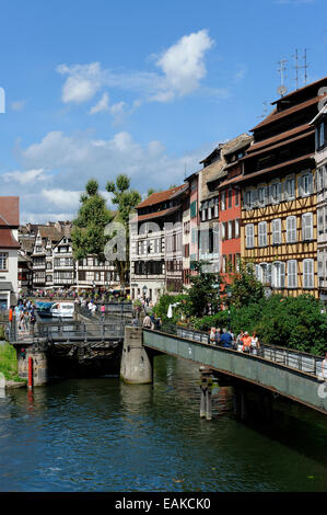 Blick aus dem Quai des Moulins mit dem L'Ill-Fluss, Petite-France, Straßburg, Département Bas-Rhin, Elsass, Frankreich Stockfoto