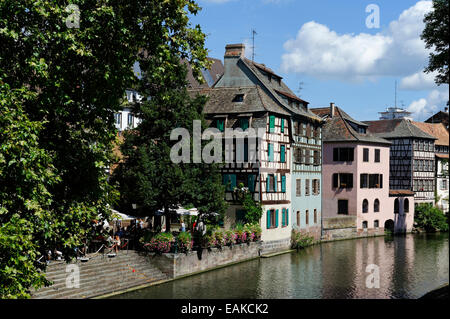 Fachwerkhäuser aus dem Quai De La Petite France mit dem L'Ill-Fluss, Petite-France, Straßburg, Département Bas-Rhin Stockfoto