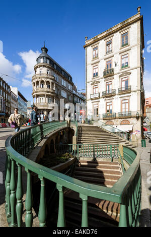 Schmiedeeiserne Geländer, Jugendstil, Treppe, Porto, Bezirk von Porto, Portugal Stockfoto