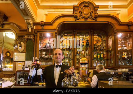 Kellner mit Wein Flaschen und Gläser, Café Majestic, Jugendstil-Café, Porto, Bezirk von Porto, Portugal Stockfoto