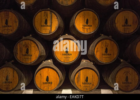 Hafen Weinfässer, Weinkeller des Sandeman Kellerei "Sandeman Porto Weinkeller", Vila Nova De Gaia, Bezirk von Porto Stockfoto