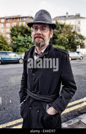 Mann posiert für Portrait in Eastbourne Kent UK Stockfoto