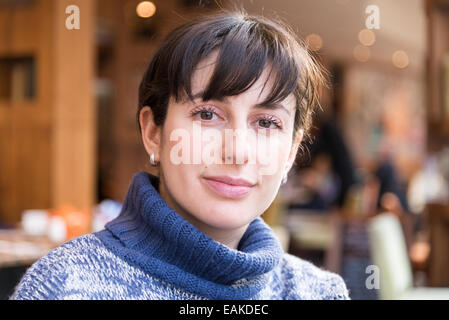 Porträt der schönen jungen Frau Stockfoto