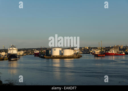 Aberdeen Harbour mit Blick auf den Fluss Dee, der Victoria Bridge. Stockfoto