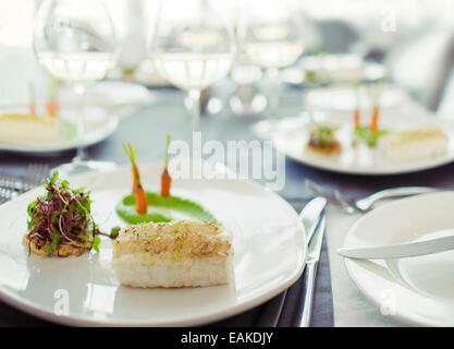 Nahaufnahme von ausgefallenen Fischmehl auf Tisch Stockfoto