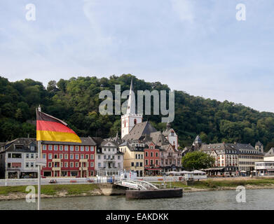 Blick von der Fähre nach Rhein West Bank mit Kirche und alte waterfront Gebäude in Sankt Goar, Rheinland-Pfalz, Deutschland Stockfoto