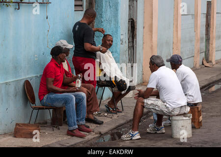 Am Straßenrand Friseur im Zentrum von Havanna, Kuba Stockfoto