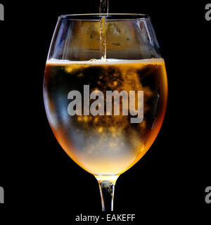 Bier wird in ein großes Glas gegossen Stockfoto