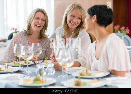 Frauen genießen im restaurant Stockfoto