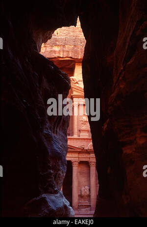 Eine Teilansicht des Al-Khazneh "Die Schatzkammer" aus den Siq in Petra, Jordanien. Stockfoto