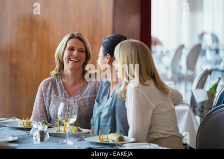 Freundinnen genießen Mahlzeit im restaurant Stockfoto