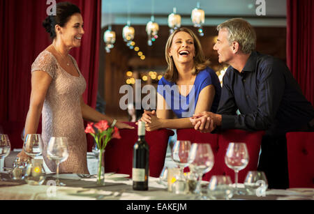 Mann und Frau lächelnd an sprechen im eleganten restaurant Stockfoto