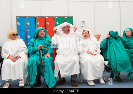 Lachen "Druiden" hinter den Kulissen teilen einen Witz an das National Eisteddfod of Wales 2014 Stockfoto