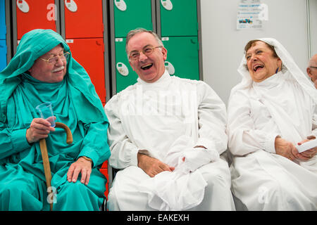 Lachen "Druiden" hinter den Kulissen teilen einen Witz an das National Eisteddfod of Wales 2014 Stockfoto