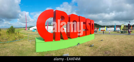 Ein Riesen CROESO (willkommen) Zeichen und Panoramablick auf der Website der National Eisteddfod of Wales Llanelli, August 2014 Stockfoto