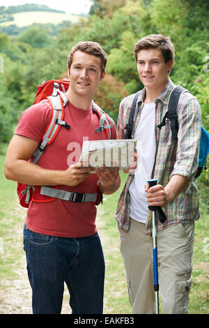 Zwei junge Männer Wandern im Lande zusammen Stockfoto