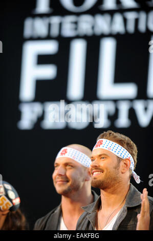 Regisseur Patrick Hughes (L) und Schauspieler Kellan Lutz (R) von "The Expendables 3" bei den 27. Internationalen Filmfestspielen. Stockfoto