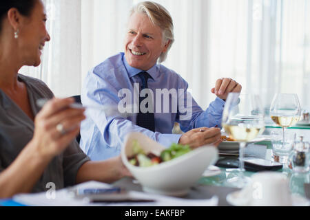 Lächelnde Geschäftsleute mit Mittagessen in restaurant Stockfoto