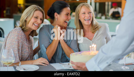 Reife Frauen feiert Geburtstag Stockfoto