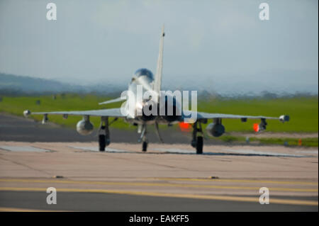 Bereit zum abheben Eurofighter Typhoon FRG4 an RAF Lossiemouth, Morayshire.  SCO 9159 Stockfoto