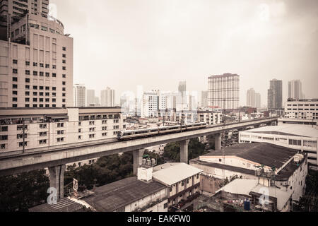 Die zwei Linie Bangkok BTS ist ein 31 Kilometer erhöhte Versandverfahren als der Skytrain bezeichnet oder verrotten Fai Fah Stockfoto