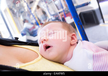 Reisen auf die Londoner U-Bahn mit einem einen Monat alt Baby girl Stockfoto