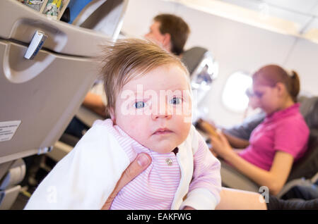 Reisen in einem Flugzeug mit einem einen Monat alt Baby girl Stockfoto