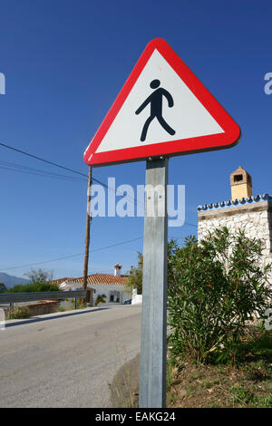 Zeichen für Fußgänger zu Fuß entlang der Straße. Spanien. Stockfoto