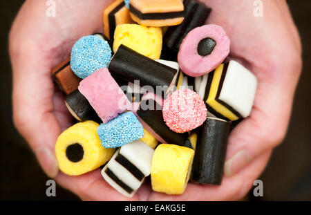 Lakritze Allsorts in hohlen Hand Stockfoto