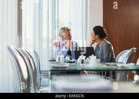Geschäftsleute, die Diskussion im restaurant Stockfoto