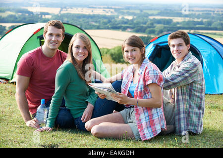 Gruppe junger Freunde Camping auf Land Stockfoto
