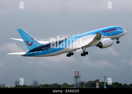 Thomson Airways Boeing 787-8 dreht sich weg von Start-und Landebahn 23R Manchester Airport. Stockfoto