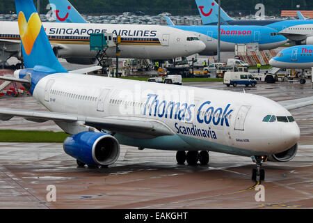 Thomas Cook Scandinavia Airbus A330-200 taxis zum Terminal nach der Ankunft am Flughafen Manchester. Stockfoto