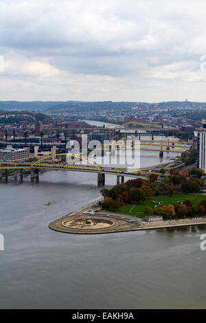 Zusammenfluss von Allegheny und Monongahela Ohio in Pittsburgh, Pennsylvania mit dem Fort Duquesne-Brücke Stockfoto