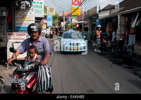 Taxi und Motorrad in den Straßen von Kuta. Indonesien, Bali, touristische Straßen von Kuta.  Bali. Die meisten Lomboks Südküste offe Stockfoto