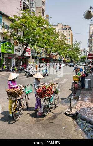 Frauen mit Obst aus dem Fahrrad auf der Straße in der Nähe von Ben Thanh Market, Ho Chi Minh Stadt, Saigon, Vietnam Stockfoto