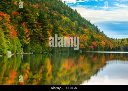 Mit Blick auf Blase Teich im Herbst Farben im Acadia National Park, Maine, USA. Stockfoto