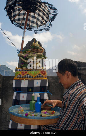 Balinesische Mann mit Angebot in einem Kuta. Bali. Indonesien. Saraswati Tag ist eine traditionelle balinesische Urlaub zur Feier des Tages bei Stockfoto