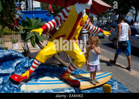 Schneemann-Surfer Mc Donalds auf dem Weg vom Strand von Kuta. Bali. McDonalds Restaurant, Surfen Ronald McDonald Statue, Surfer Stockfoto