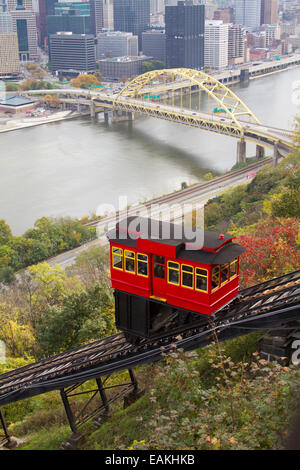 Duquesne Incline und Monongahela River und Fort Pitt Brücke in Pittsburgh, Pennsylvania Mount Washington im Herbst Stockfoto