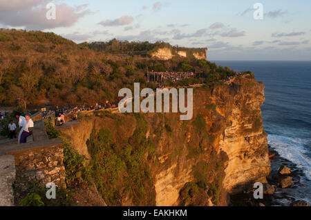 Touristen auf den Klippen neben der Ulu Watu Tempel Pura Luhur. Bali. Uluwatu Tempel ist ein Hindu-Tempel-Set auf der Klippe bank in Stockfoto