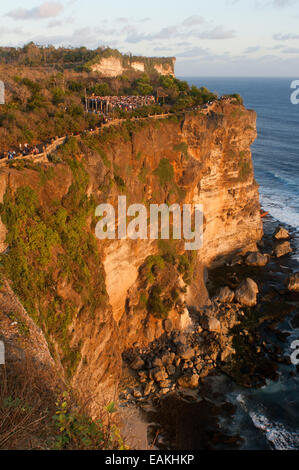 Touristen auf den Klippen neben der Ulu Watu Tempel Pura Luhur. Bali. Uluwatu Tempel ist ein Hindu-Tempel-Set auf der Klippe bank in Stockfoto