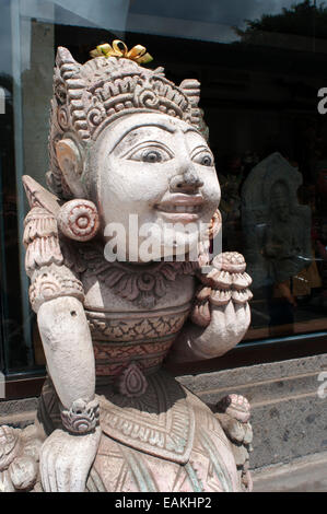 Indonesischen Insel Bali Kuta. Skulptur von typischen Balineese Gottheit im Ladengeschäft Kuta. Bali. Indonesien. Kuta ist eine Küstenstadt in der Stockfoto