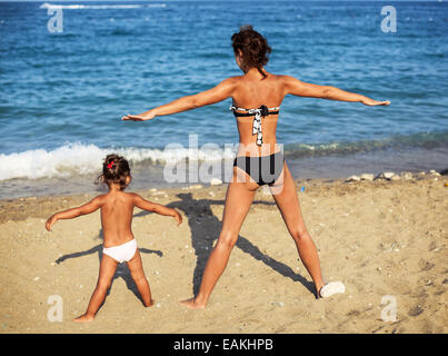 Mutter und Tochter, die Übung am Meer. Stockfoto